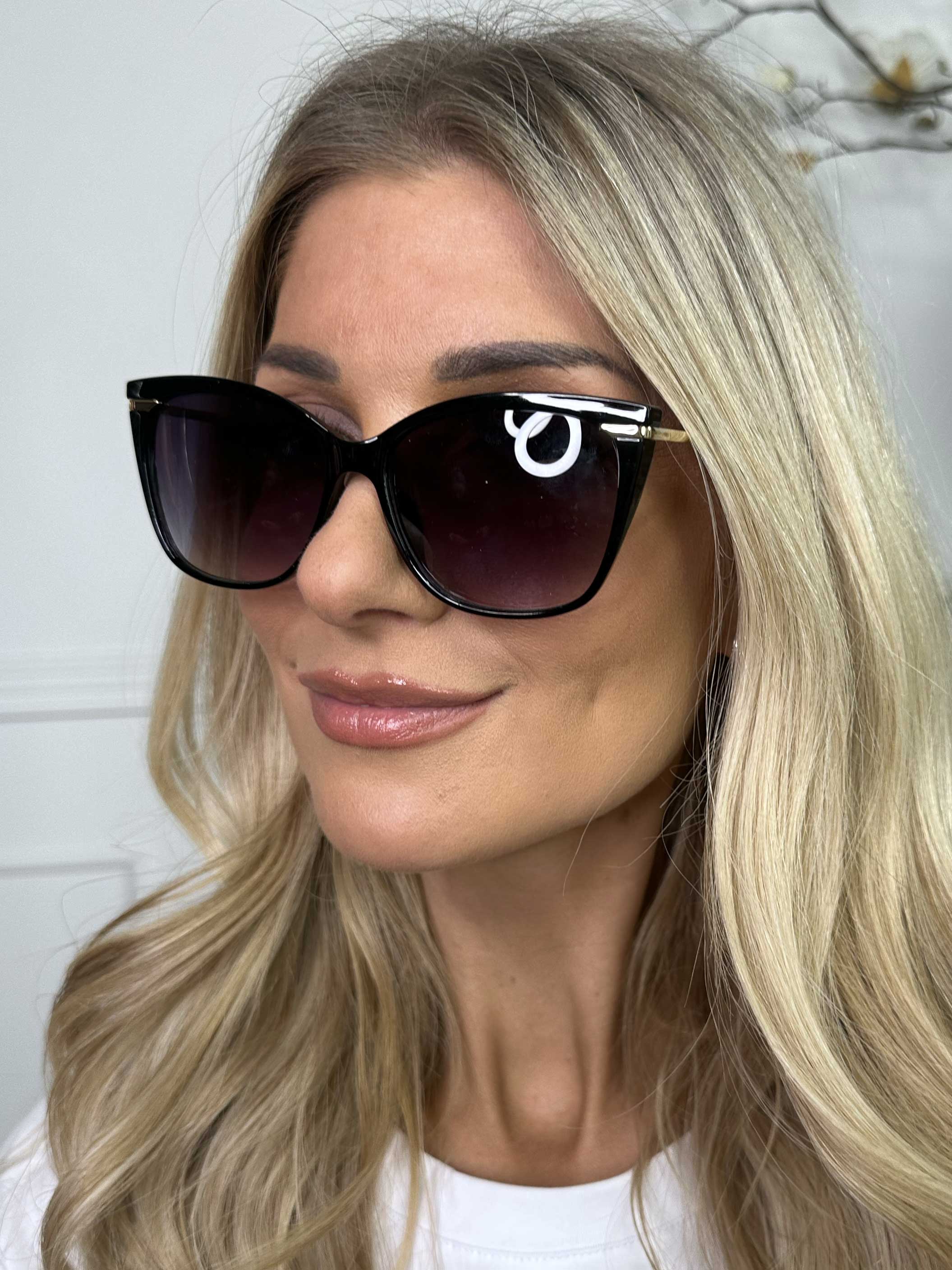 Megan - Svarta cat eye-solglasögon med guldbåge